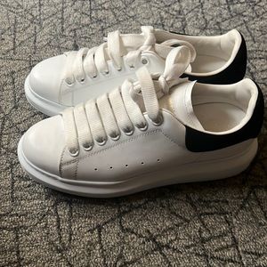 Alexander Mcqueens Oversized sneaker white/black